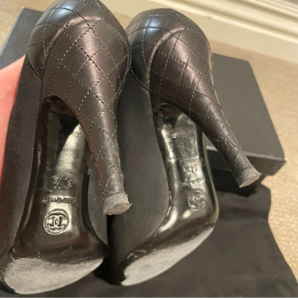 Chanel CC Logo Chain Black Quilted Leather Heels - Picture 10 of 10
